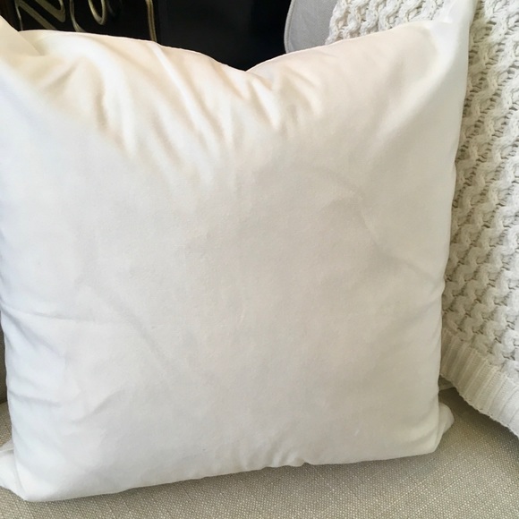 CHIC PILLOW - Picture 3 of 3